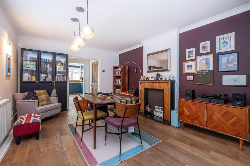 House in London, Royal Borough of Kingston upon Thames - View 4