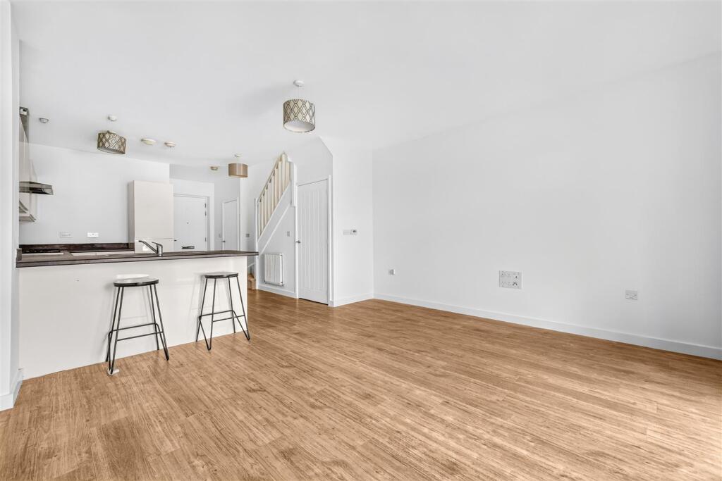 House in London, Fairlop - More