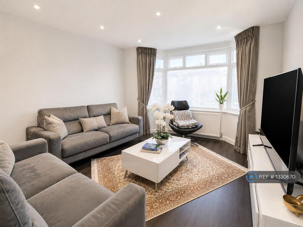 House in London, Northwood - View 2