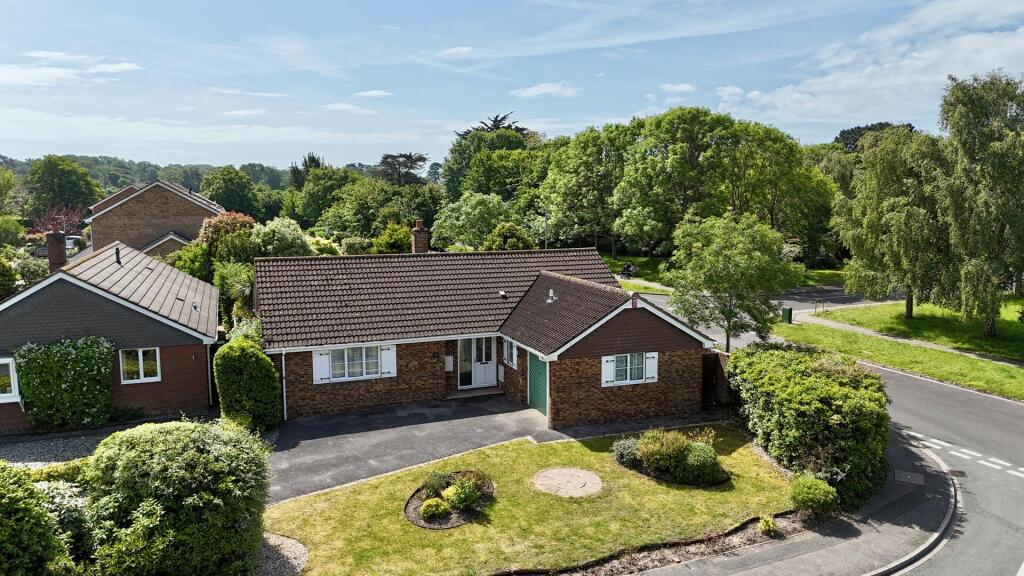 2-bed detached on Trefoil Way, Highcliffe On Sea, £525,000