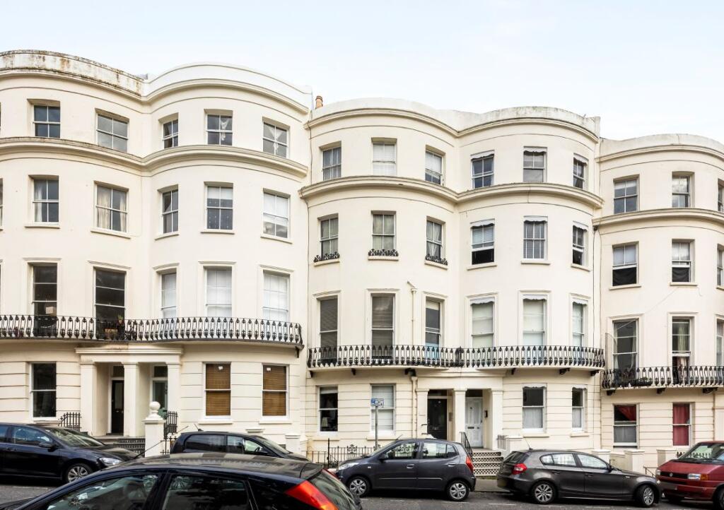 2-bed flat on Basement Flat, 76a Lansdowne Place, Hove, BN3 1FH, £250,000