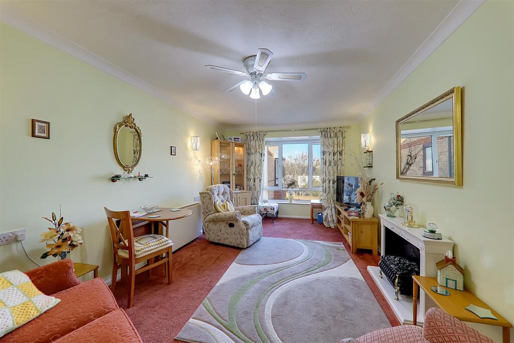 Apartment in Worthing, Broadwater - View 2
