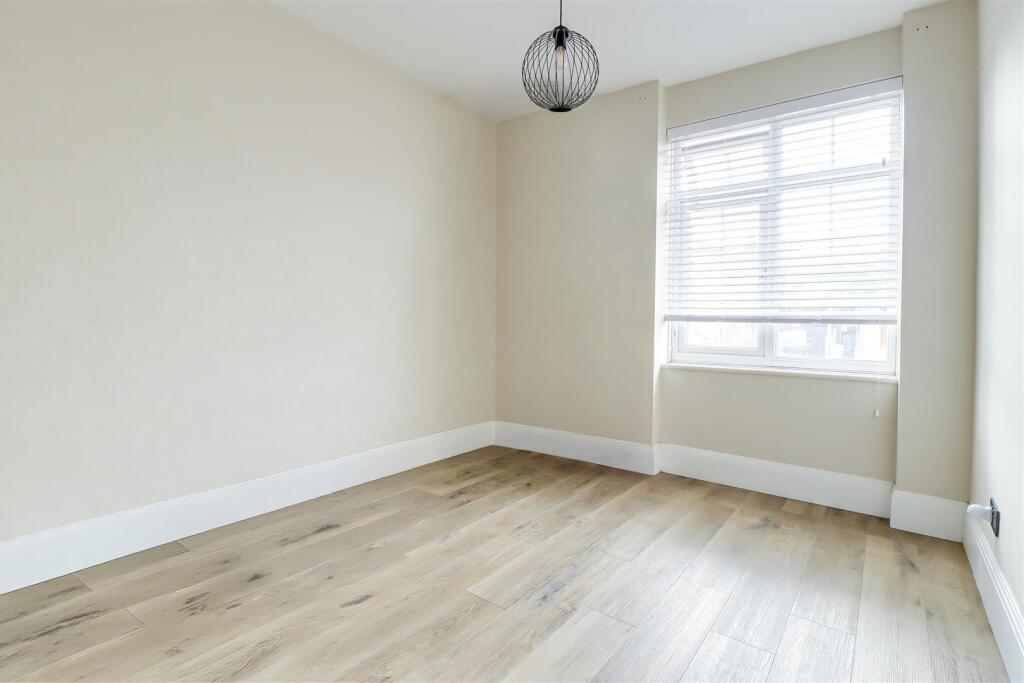 Apartment in Southend-on-Sea - More
