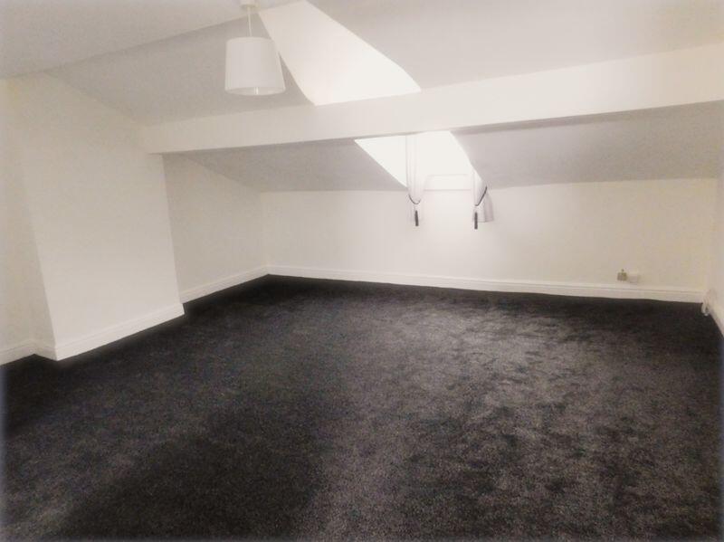 Main image of property: Spacious One Bedroom Top Floor Apartment – Townsend Lane, L6