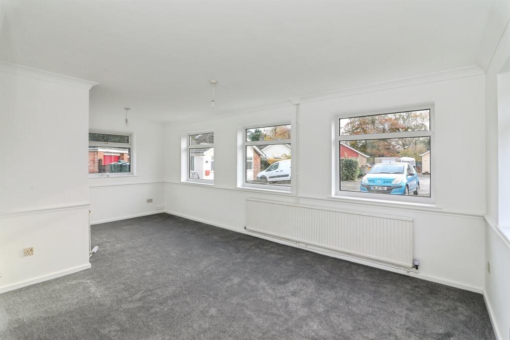 Elms Close, Earsham, Bungay photo 3