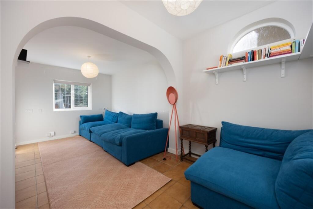 4 bedroom Detached House in London photo 4
