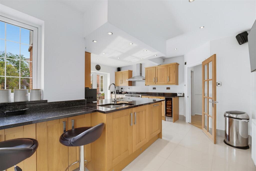 House in Richings Park, Iver - More