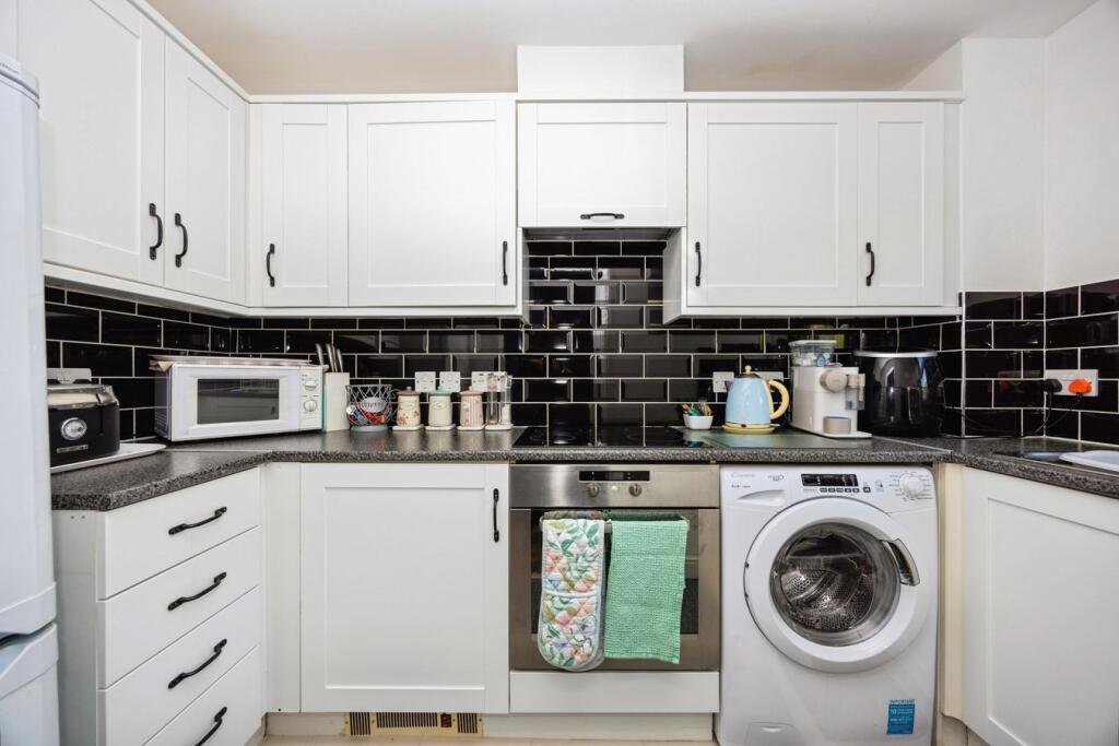 Apartment in Rushmoor, Hampshire - More