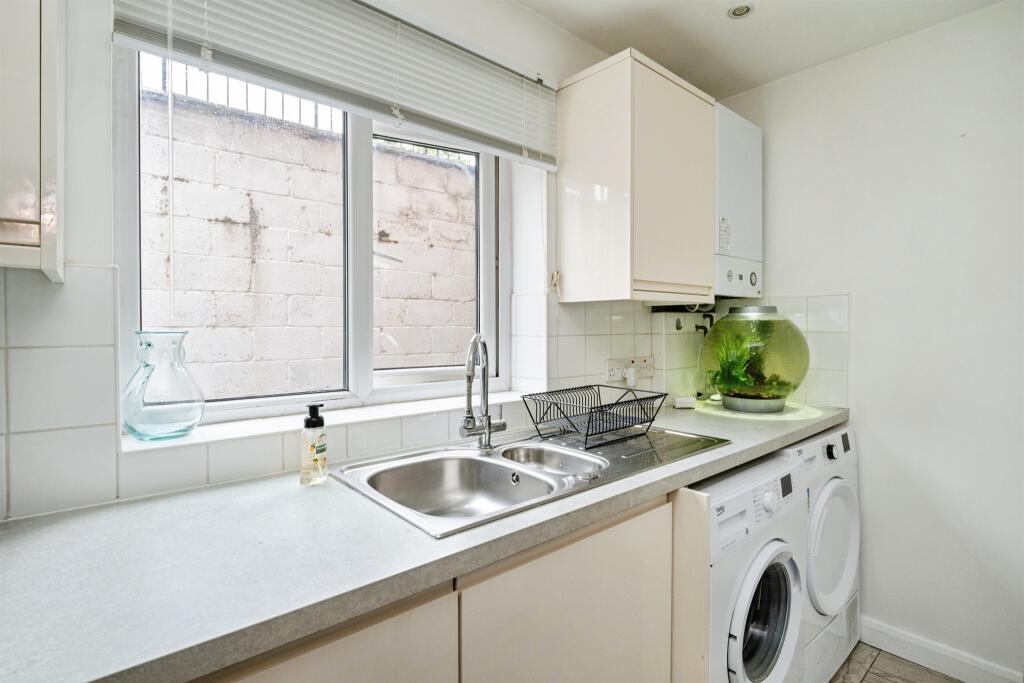 Apartment in Tunbridge Wells, Kent - More