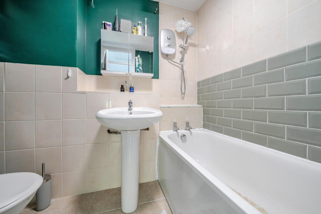 House in London, Summerstown - More