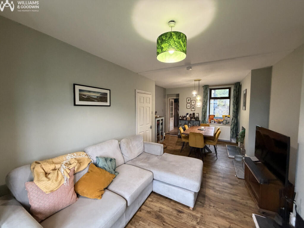 House in Deiniolen, Clwt-y-bont, Llanddeiniolen - More