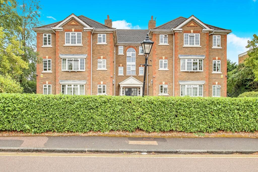 2-bed flat on Eastbury Avenue, Northwood HA6, £400,000