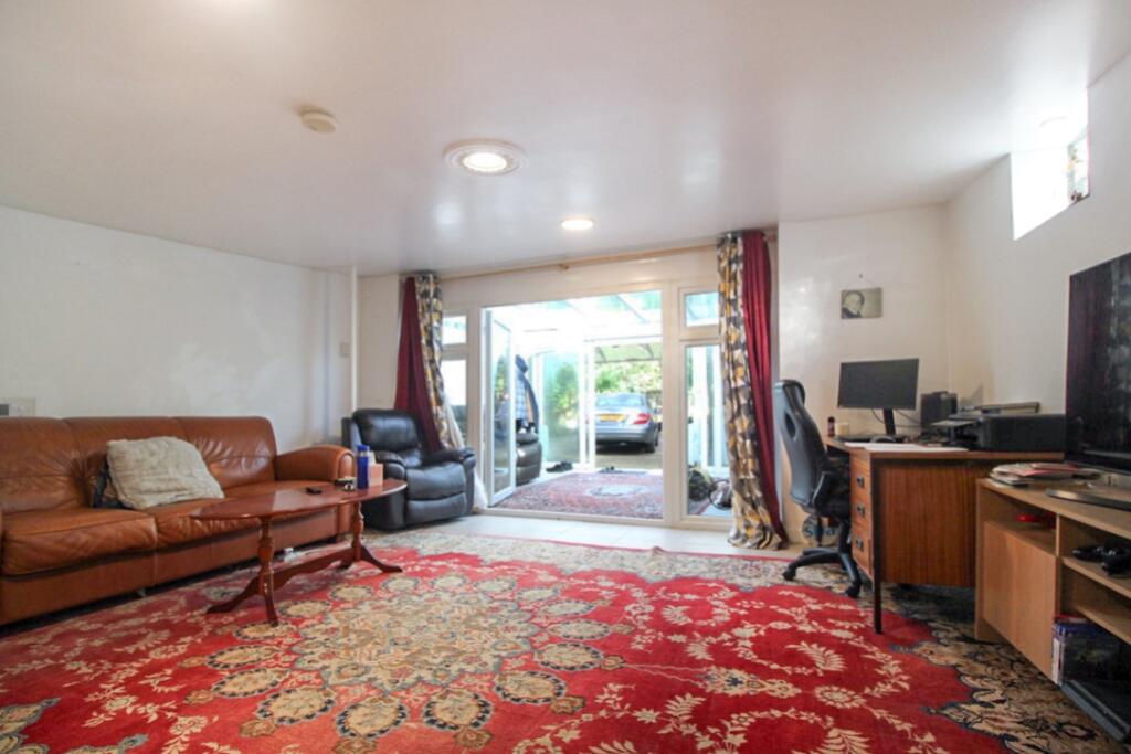 Hursley Road , Chandler's Ford , SO53 photo 4