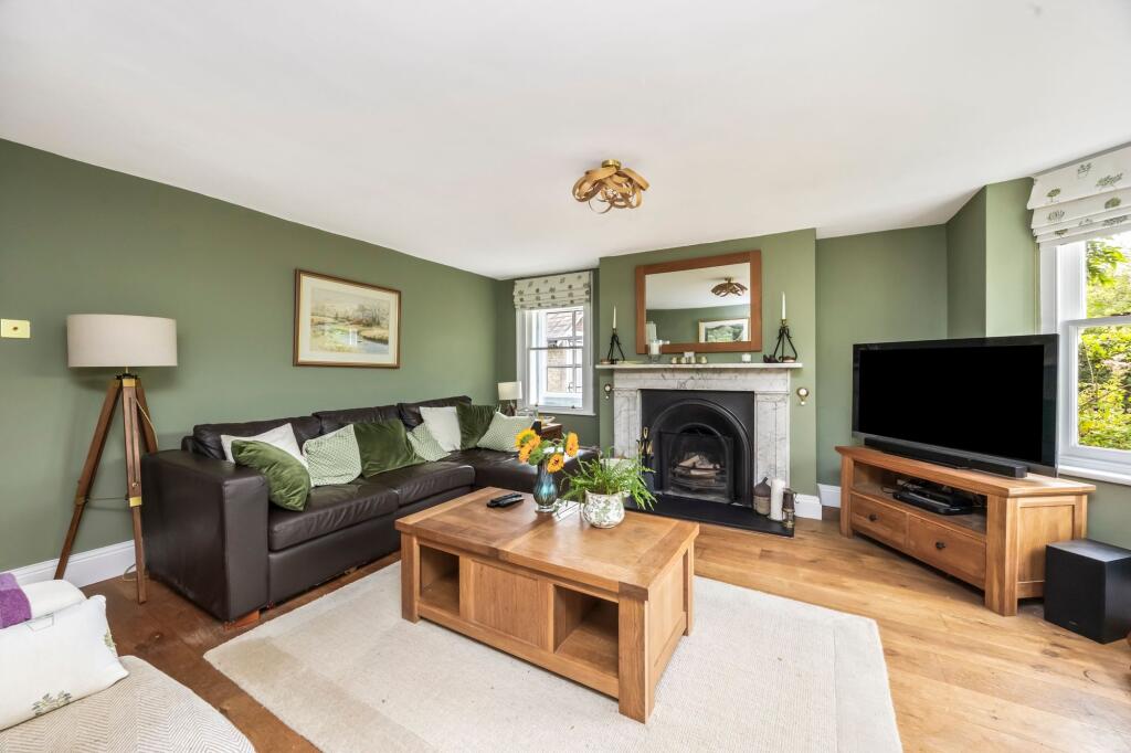 House in Horsham, Lower Beeding - More