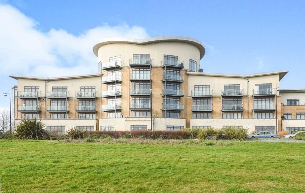 1-bed flat on Windsor Esplanade, Cardiff, CF10, £269,950