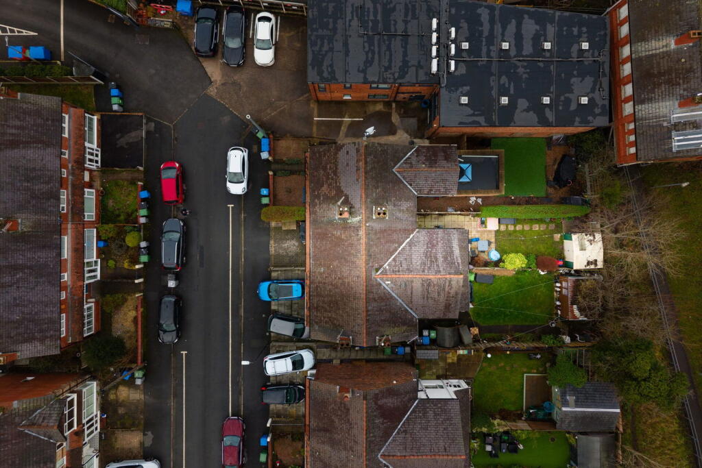 Cranford Avenue, Sale, M33 2AU photo 3
