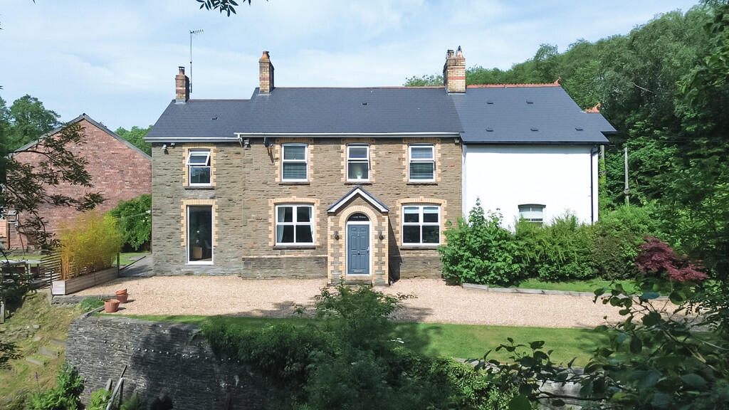 Victoria Road, Maesycwmmer photo 2