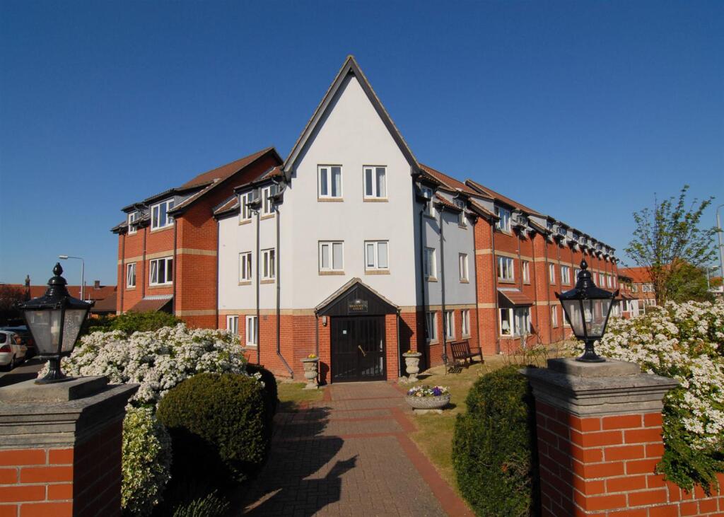 1-bed flat on George Street, Sheringham, £130,000