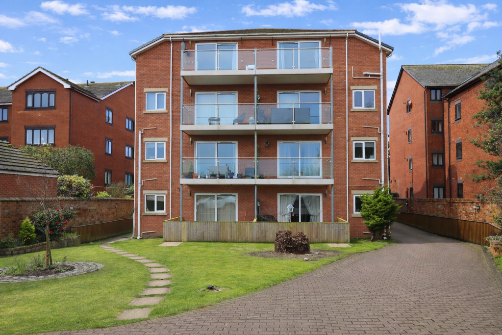 1-bed flat on Ennismore Gardens, Park Avenue, Hesketh Park, Southport, PR9 9LT, £130,000