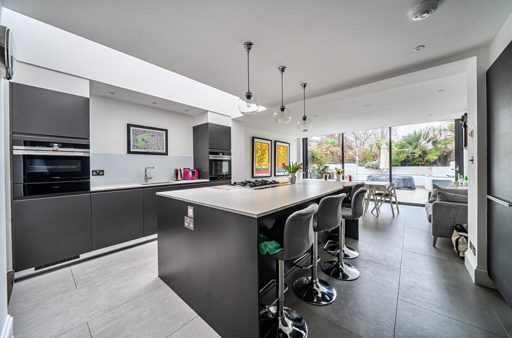 Bloemfontein Avenue, London photo 3