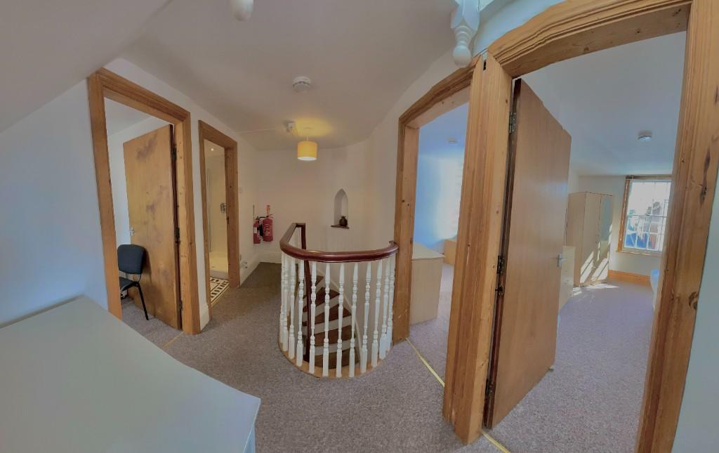 6 bedroom semi-detached house for rent