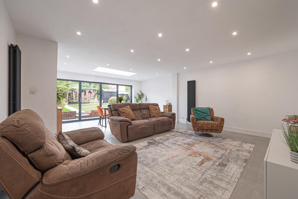House in Luton, Stopsley - More
