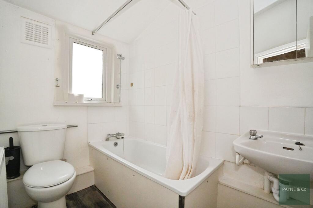 De Vere Gardens, Ilford, IG1 photo 4