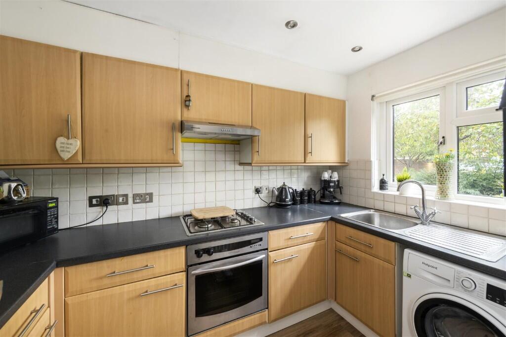 Hayfields, Horley, Surrey, RH6 photo 3