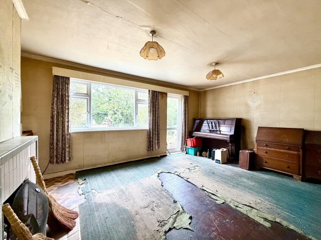 Moor Lane, Chessington, Surrey. KT9 1HX photo 2