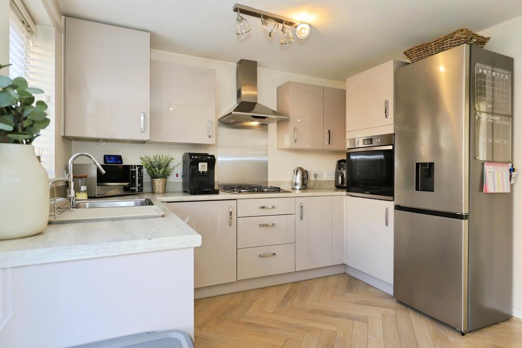 Clover Avenue, Lea Castle, KIDDERMINSTER photo 4