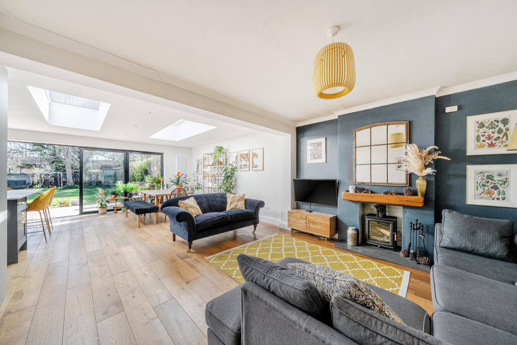 Hollies Avenue, West Byfleet, KT14 - View 4
