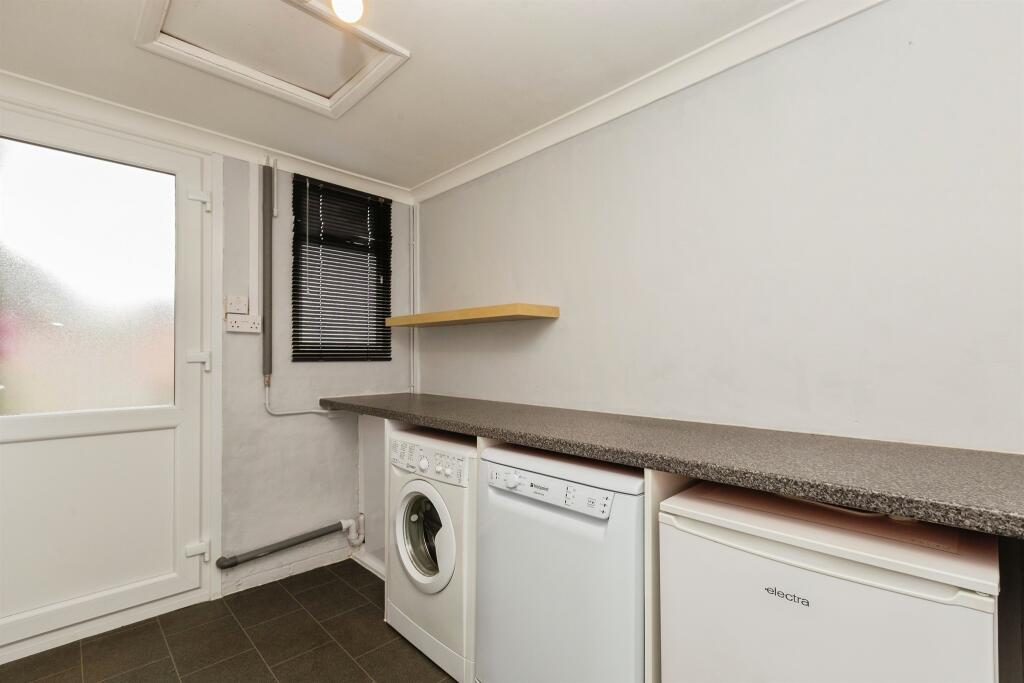 House in Slough, Burnham - View 4