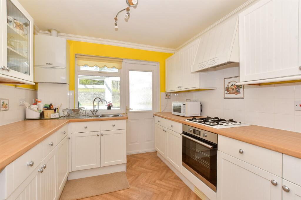 3-bed detached on Chatsworth Avenue, Shanklin, Isle of Wight, £325,000