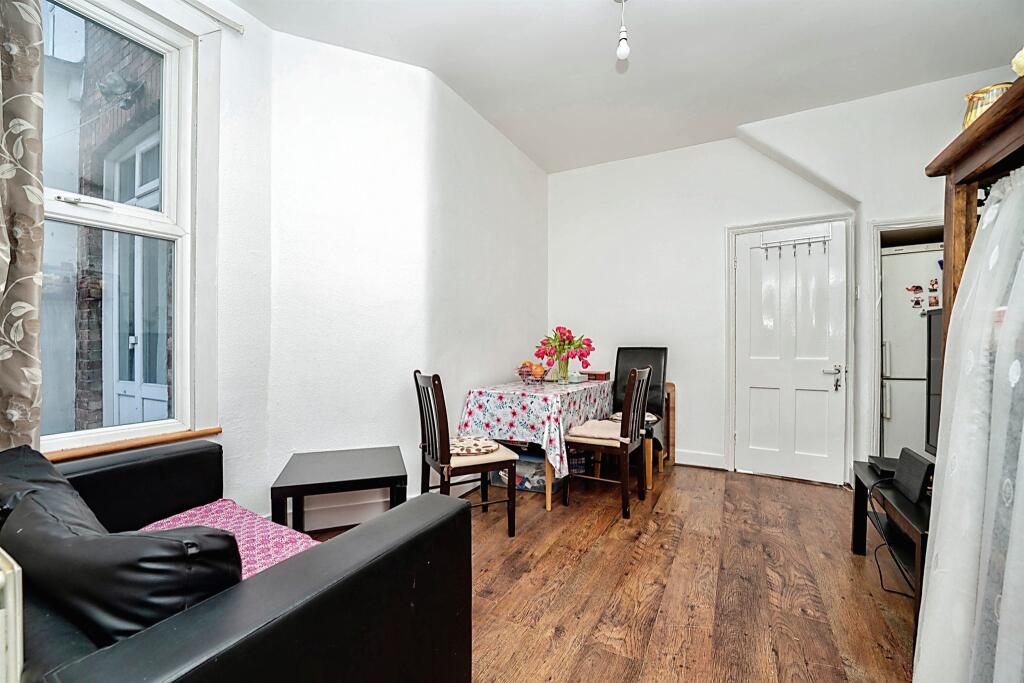 Welldon Crescent, Harrow photo 2