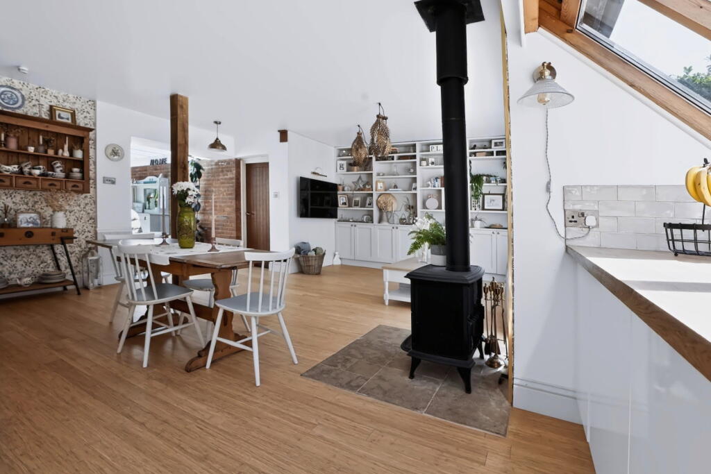 House in Swindon, West Lavington - More