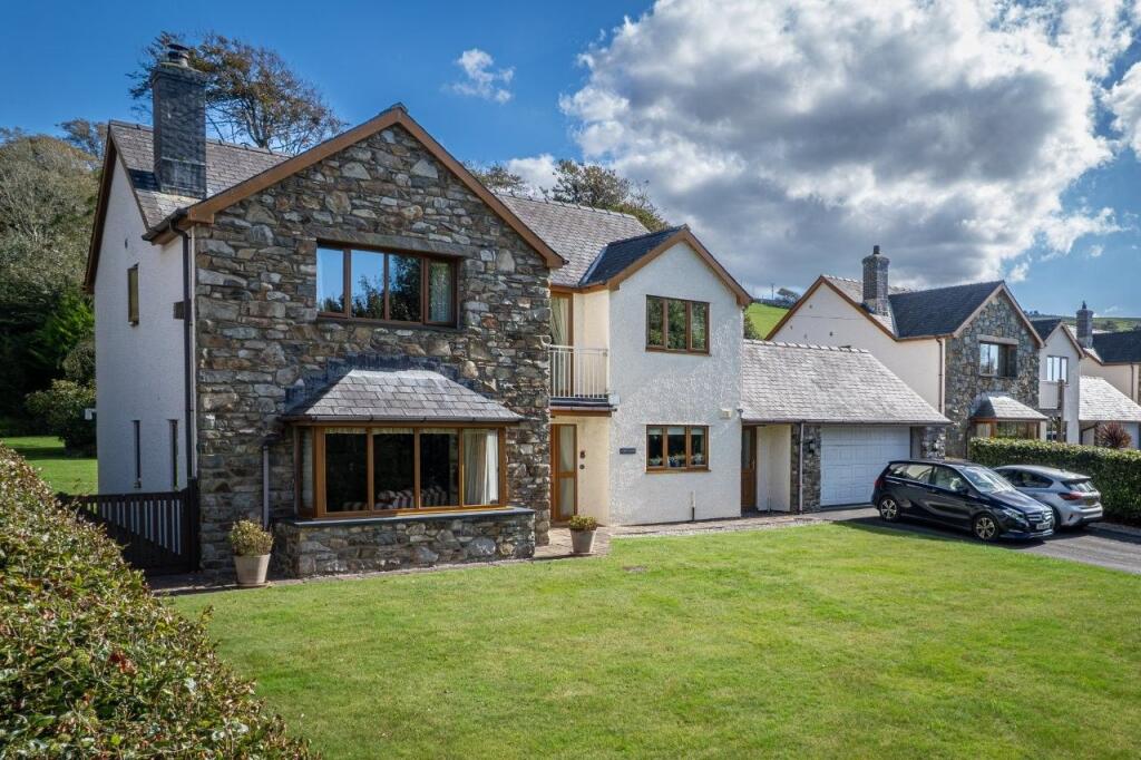 Main image of property: Coed Talon, Ffordd Y Crynwyr, Llwyngwril, LL37 2JP