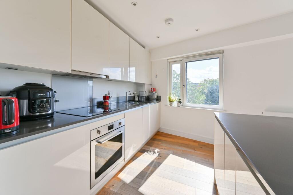 Apartment in London, Blenheim Gardens Estate, Clapham - More