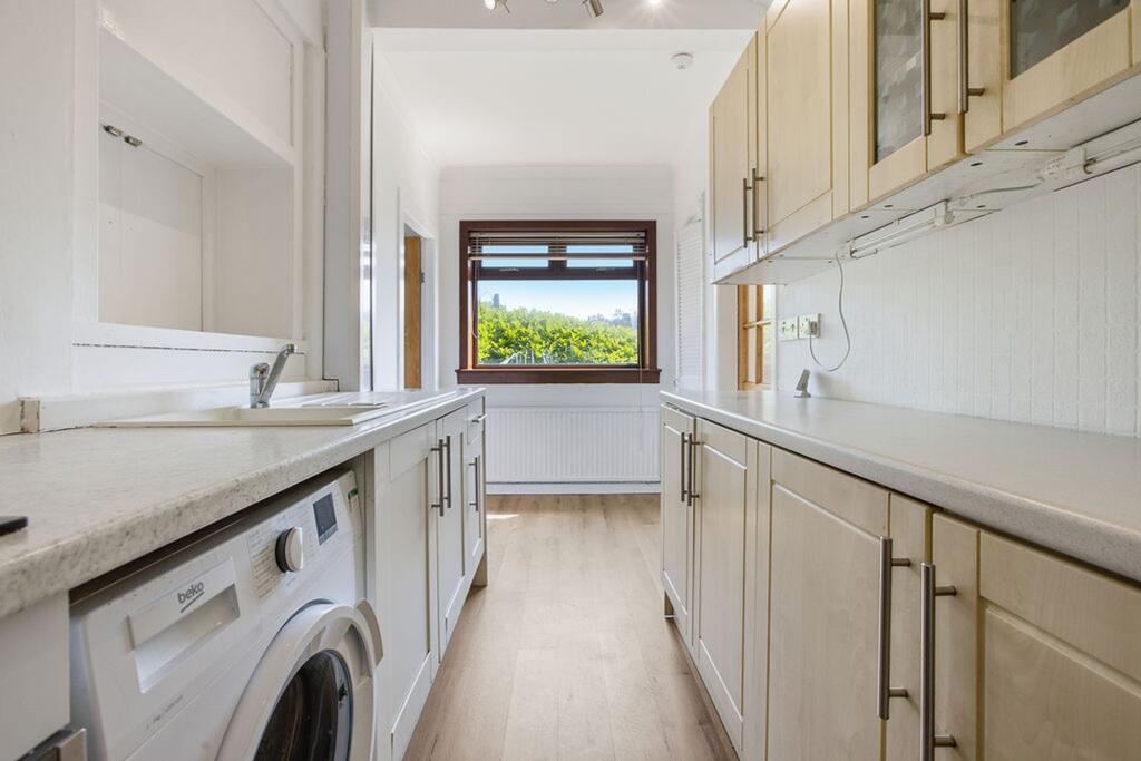 House in Glasgow, North Overlee, Stamperland - View 5