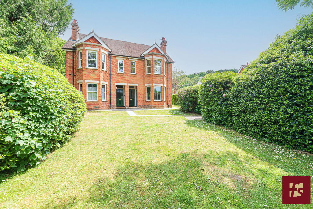 1-bed flat on The Pines, Upper Broadmoor Road, Crowthorne, Berkshire, £200,000