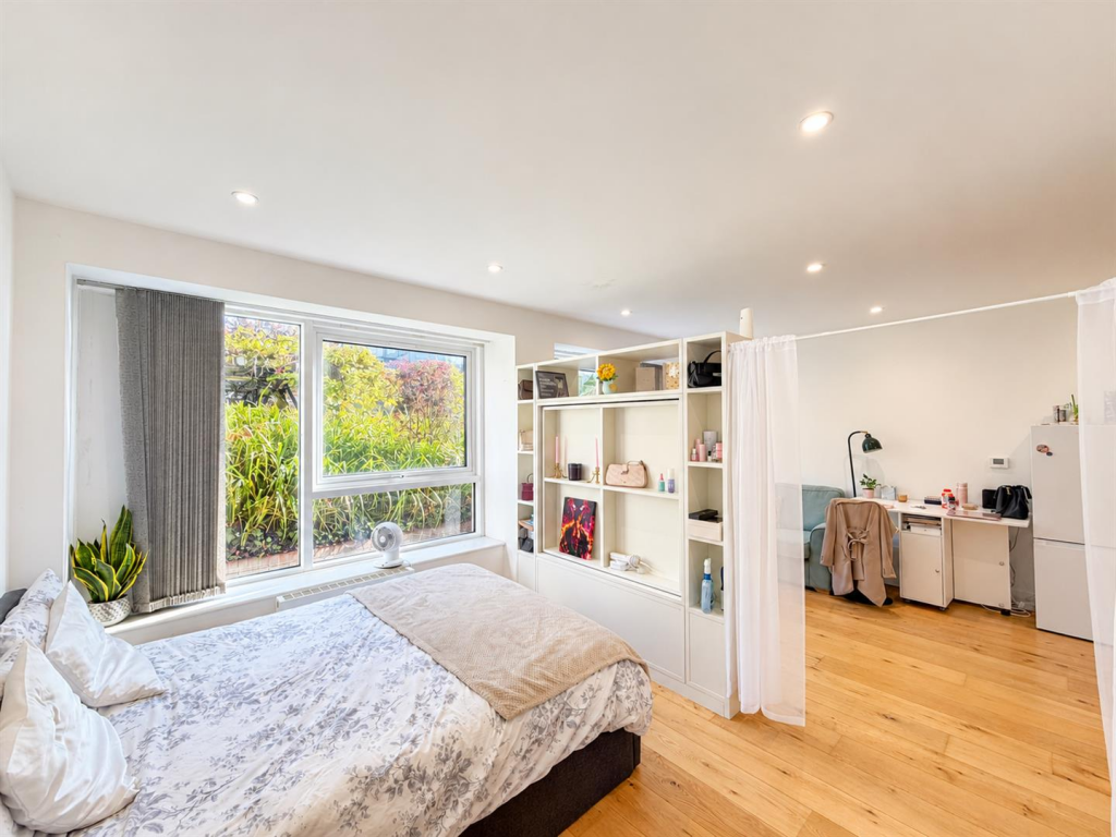 Apartment in London, Heston - View 5