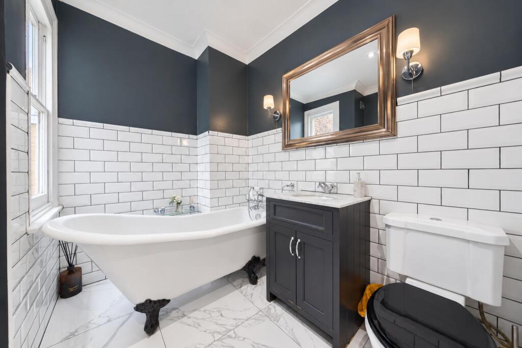 House in London, Cottenham Park, Raynes Park - View 3