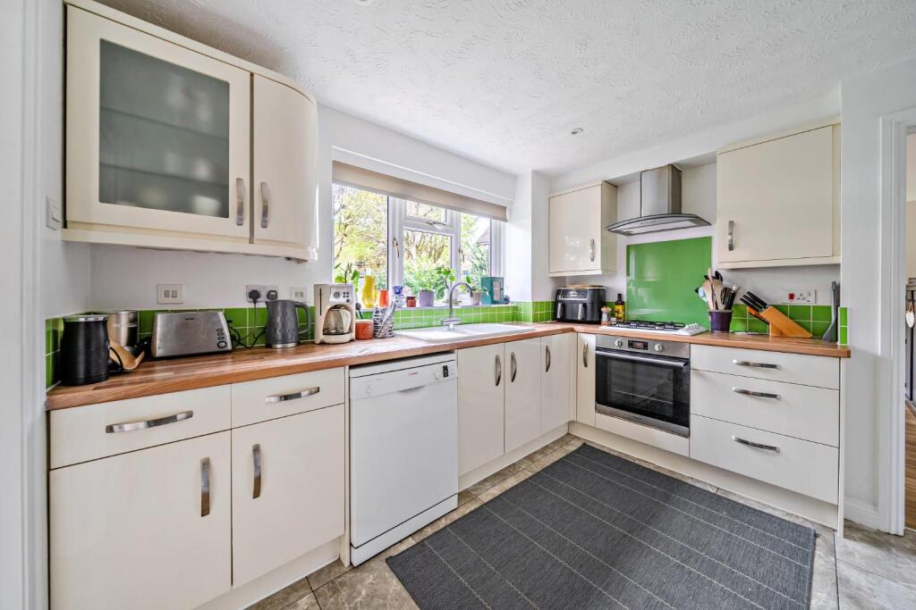 House in Clanfield - View 4