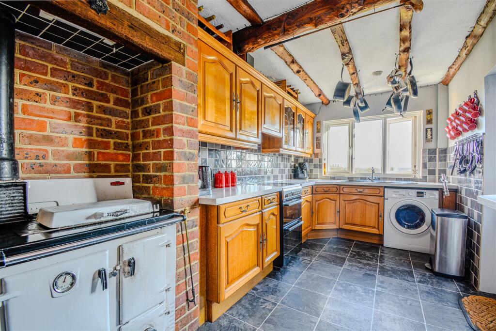 House in Rother, Catsfield - More