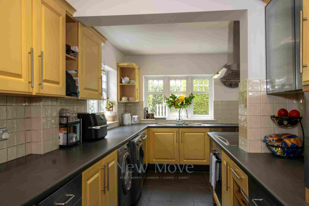 House in Tandridge, Caterham-on-the-Hill - More