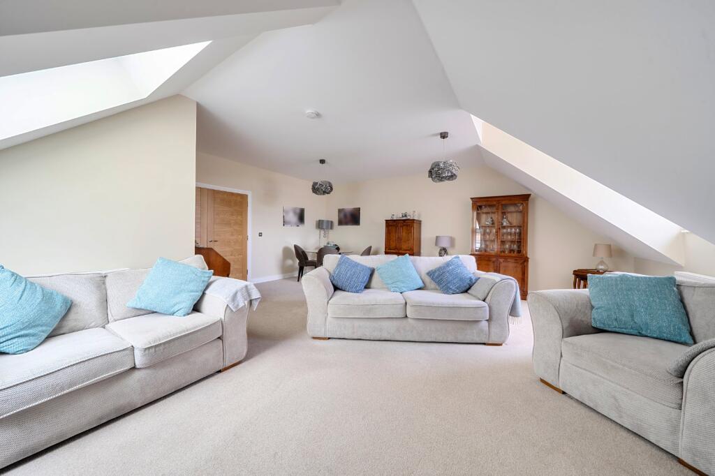 Apartment in Solihull, Dickens Heath - View 4