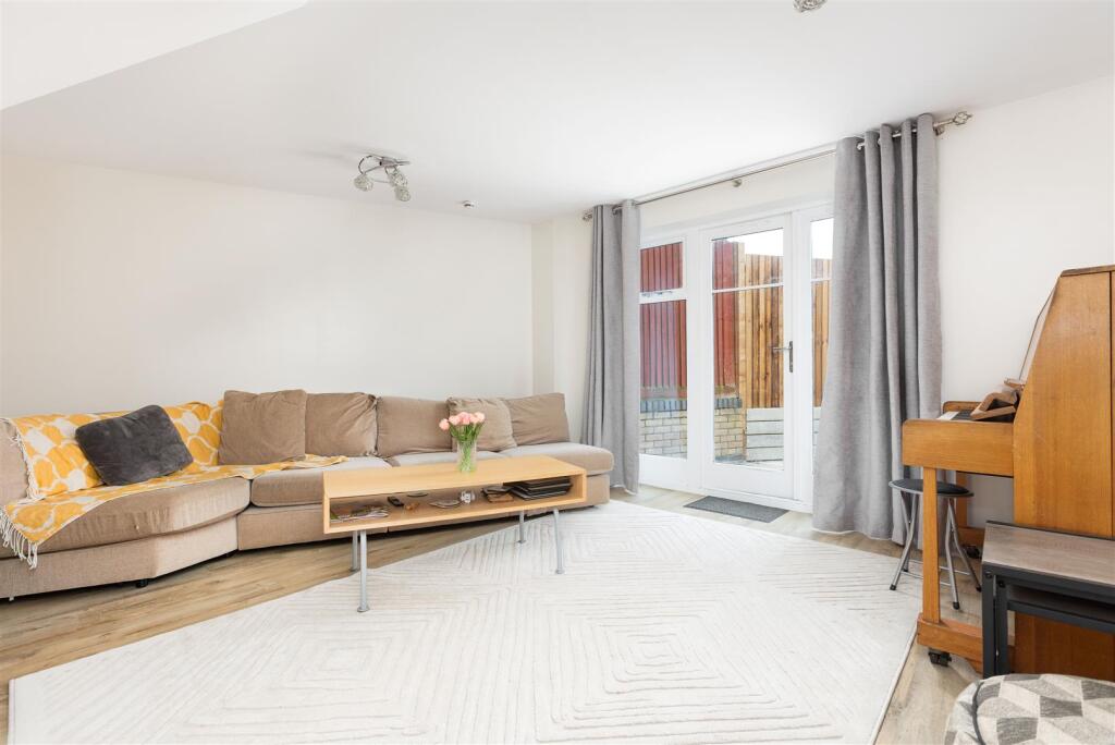 Gladstone Drive, Fairfield SG5 4FQ - View 3