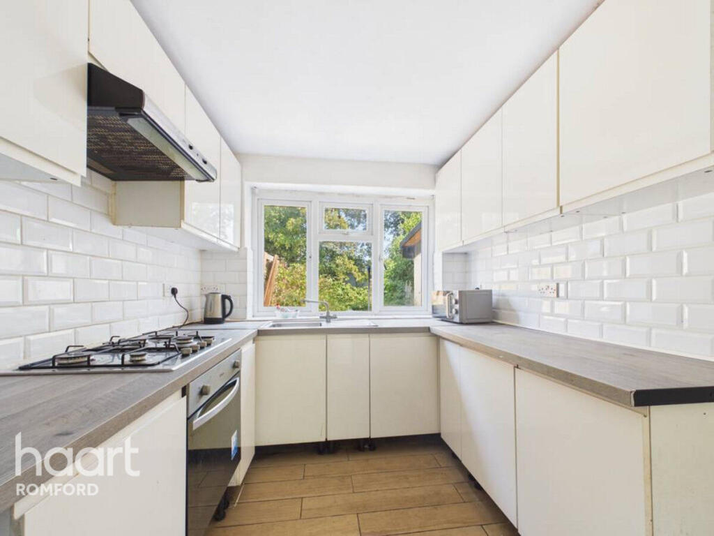 House in London, Collier Row - More