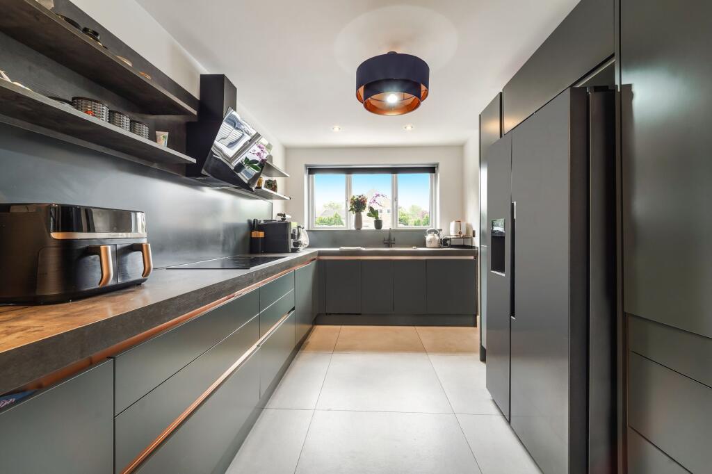 Preston Lane, Tadworth, KT20 photo 3