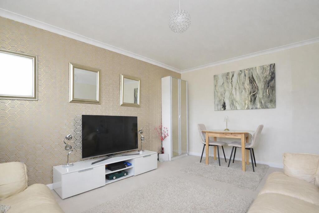 Popular Village Location * Wroxall photo 3