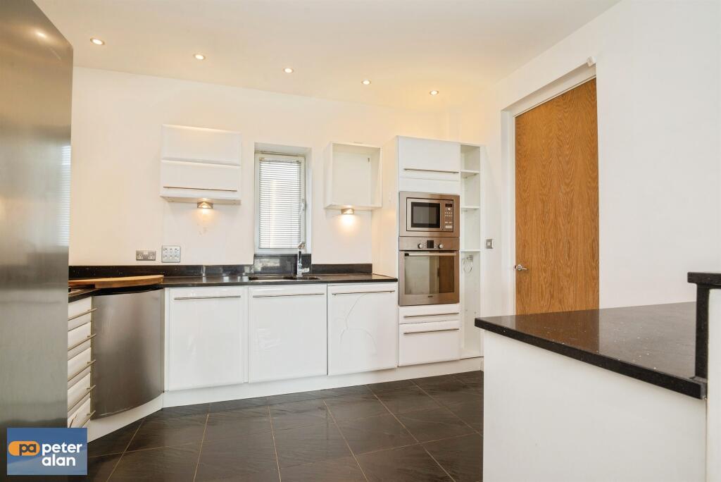 Apartment in Cardiff, Crockherbtown, Castle - View 4